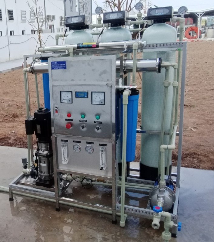 Hệ thống lọc nước RO công nghiệp công suất 250 lít/h có vỏ tủ Karofi KCN-250-T